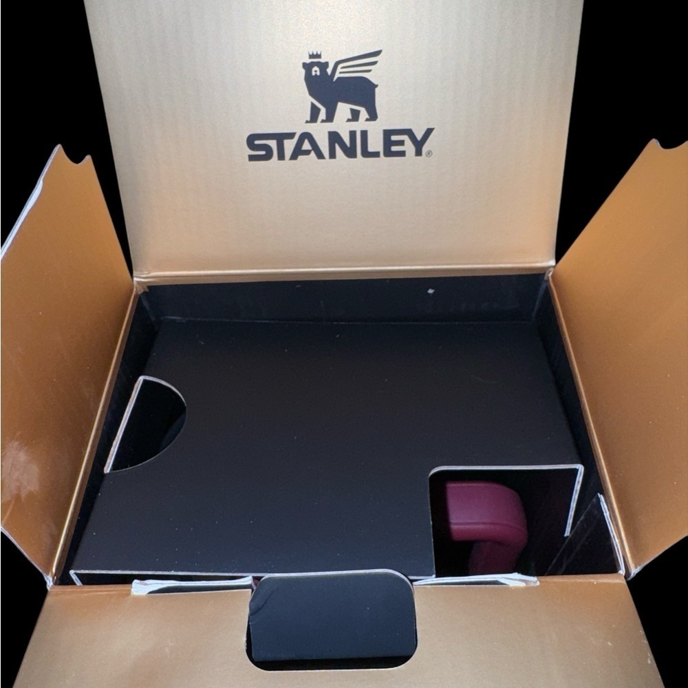 NIB Collectible Stanley 40 oz flip straw w/ handle “Crimson” Winterscape design - Picture 8 of 10